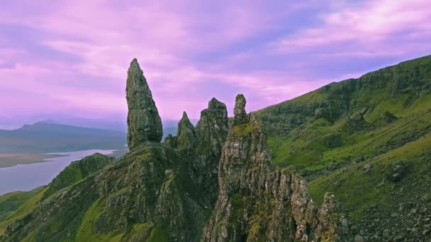 Vuelo cinematográfico sobre el Viejo de Stor en otoño - Isla de Skye, Escocia — Vídeo de stock