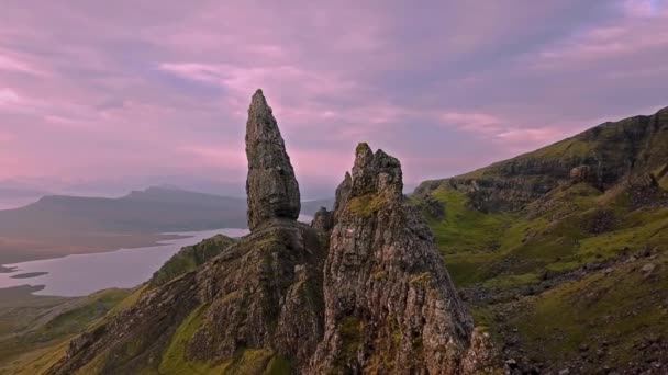 Vuelo cinematográfico sobre el Viejo de Stor en otoño - Isla de Skye, Escocia — Vídeos de Stock