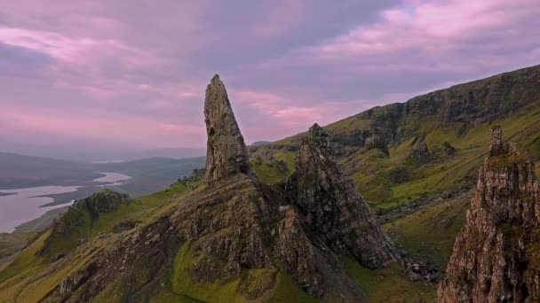 Vuelo cinematográfico sobre el Viejo de Stor en otoño - Isla de Skye, Escocia — Vídeos de Stock