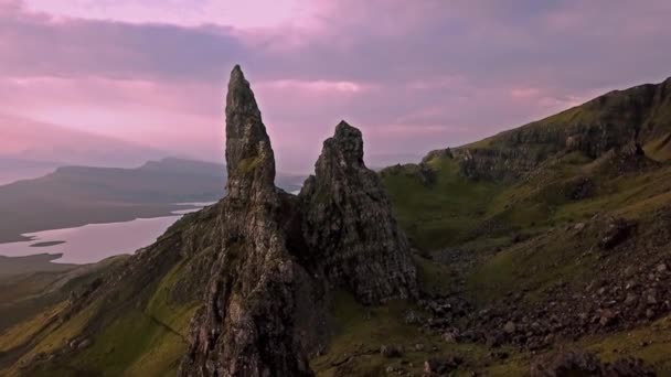 Vuelo cinematográfico sobre el Viejo de Stor en otoño - Isla de Skye, Escocia — Vídeo de stock