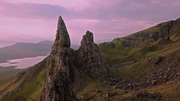 Vuelo cinematográfico sobre el Viejo de Stor en otoño - Isla de Skye, Escocia — Vídeos de Stock