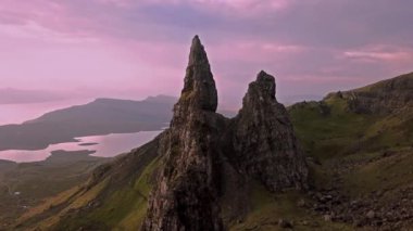 Sonbahar - Isle of Skye, İskoçya - İngiltere'de Stor yaşlı adam üzerinde sinematik uçuş