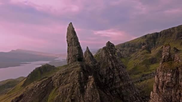 Vuelo cinematográfico sobre el Viejo de Stor en otoño - Isla de Skye, Escocia — Vídeos de Stock
