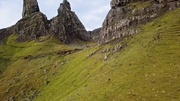 Filmische vlucht over de oude Man van Stor in de herfst - Isle of Skye, Schotland — Stockvideo