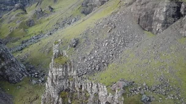 Vuelo cinematográfico sobre el Viejo de Stor en otoño - Isla de Skye, Escocia — Vídeos de Stock