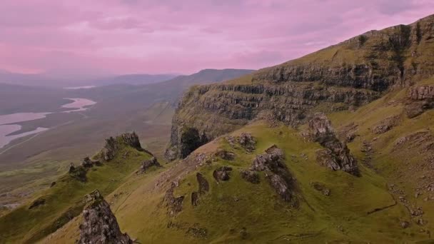 Voo cinematográfico sobre o Velho Homem de Stor no outono - Ilha de Skye, Escócia — Vídeo de Stock