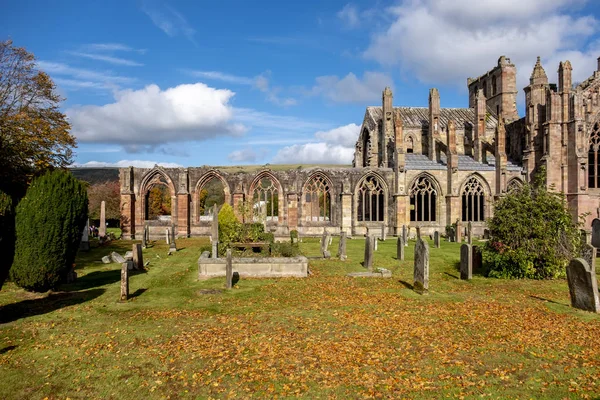 Las ruinas de la Abadía de Melrose en otoño - Fronteras escocesas — Foto de Stock