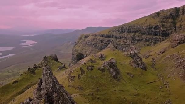 Vuelo cinematográfico sobre el Viejo de Stor en otoño - Isla de Skye, Escocia — Vídeos de Stock