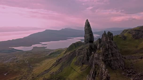 Vuelo cinematográfico sobre el Viejo de Stor en otoño - Isla de Skye, Escocia — Vídeos de Stock