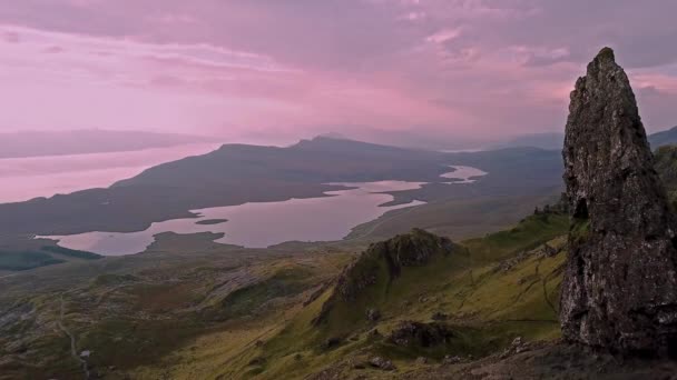 Vuelo cinematográfico sobre el Viejo de Stor en otoño - Isla de Skye, Escocia — Vídeos de Stock