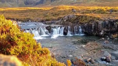 Glenbrittle sonbahar Isle of Skye, siyah Cuillin dağlarının eteklerindeki havuzlarında peri