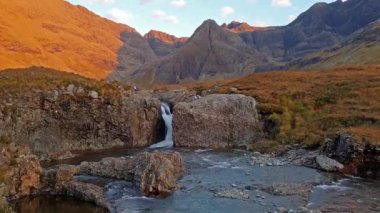 Glenbrittle sonbahar Isle of Skye, siyah Cuillin dağlarının eteklerindeki havuzlarında peri
