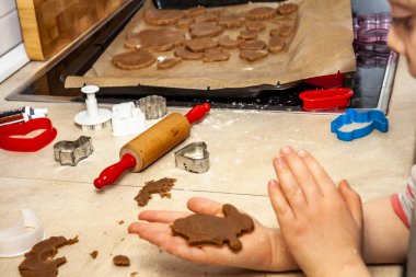 Küçük kız mutfakta bir hamur ayakta hazırlanıyor