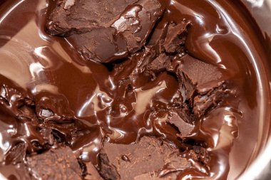 Sıcak kahverengi lezzetli erimiş çikolata closeup görünümü