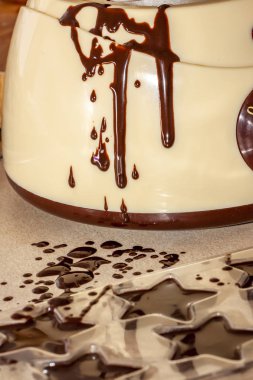 Sıcak kahverengi lezzetli erimiş çikolata closeup görünümü