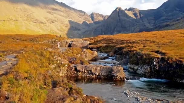 Az őszi Glenbrittle a lábánál, a fekete Cuillin hegyek, Isle of Skye tündér medence — Stock videók