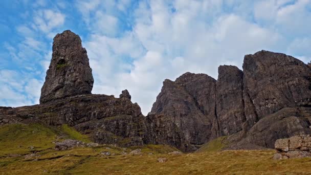 Den gamle mannen av Stor om høsten - Isle of Skye, Skottland – stockvideo