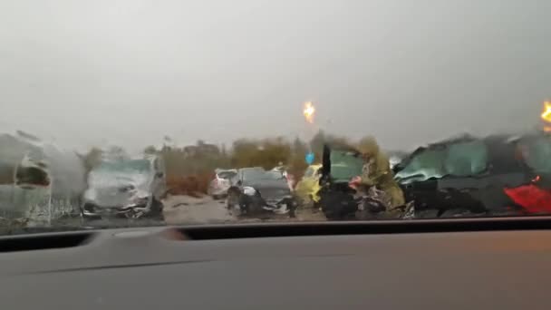 Des gouttes de pluie tombent sur la vitre de la voiture pendant la tempête — Video