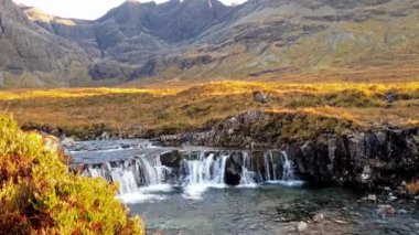 Glenbrittle sonbahar Isle of Skye, siyah Cuillin dağlarının eteklerindeki havuzlarında peri