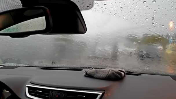 Gotas de lluvia cayendo sobre la ventana del coche durante la tormenta — Vídeo de stock