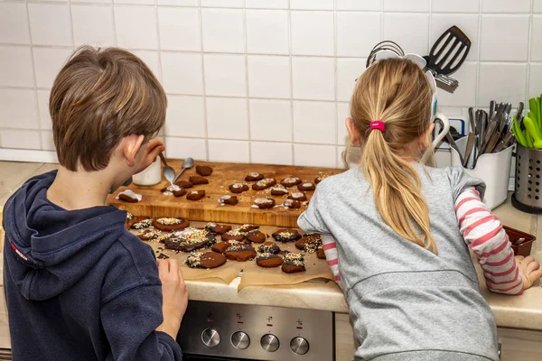 Брат і сестра готують печиво на кухні — стокове фото
