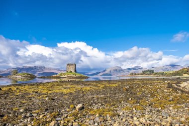 Sonbaharda Castle Stalker görünümü bağlantı noktası Appin, Argyll - İskoçya yakınındaki düşük tide '