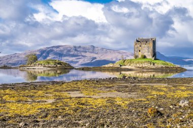 Sonbaharda Castle Stalker görünümü bağlantı noktası Appin, Argyll - İskoçya yakınındaki düşük tide '