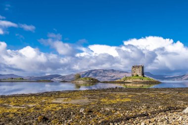 Sonbaharda Castle Stalker görünümü bağlantı noktası Appin, Argyll - İskoçya yakınındaki düşük tide '