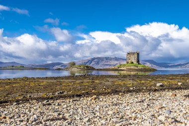 Sonbaharda Castle Stalker görünümü bağlantı noktası Appin, Argyll - İskoçya yakınındaki düşük tide '