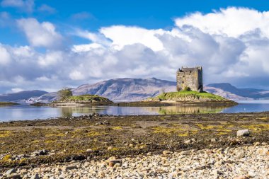 Sonbaharda Castle Stalker görünümü bağlantı noktası Appin, Argyll - İskoçya yakınındaki düşük tide '