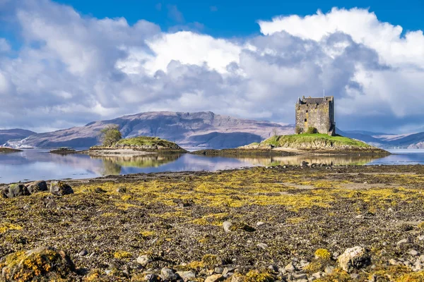 Widok z Castle Stalker jesienią na odpływu w pobliżu Port Appin, Argyll - Szkocja — Zdjęcie stockowe