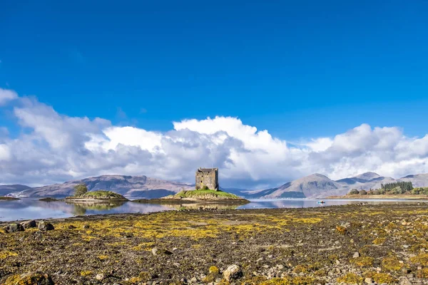 Άποψη από το Stalker κάστρο το φθινόπωρο για την άμπωτη κοντά σε Port Appin, Argyll - Σκωτία — Φωτογραφία Αρχείου