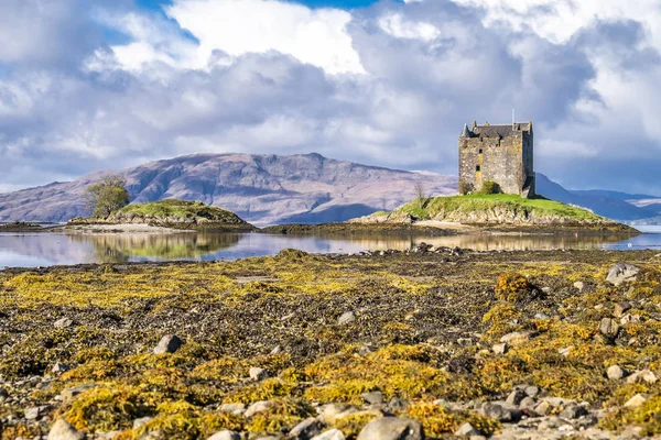 Vista del acosador del castillo en otoño en la marea baja cerca de Port Appin, Argyll - Escocia —  Fotos de Stock