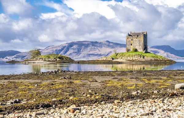 Vista do Castelo Stalker no outono na maré baixa perto de Port Appin, Argyll - Escócia — Fotografia de Stock