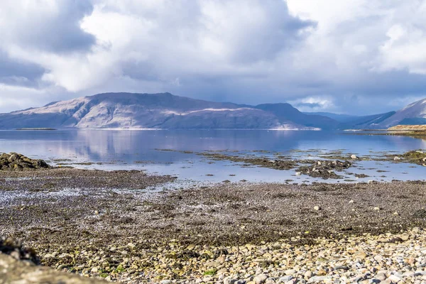 Hermosa playa de grava cerca de Castle Stalker en otoño en la marea baja cerca de Port Appin, Argyll - Escocia — Foto de Stock