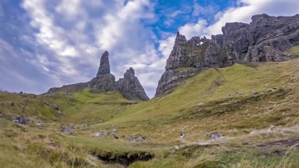 Time lapse of the Old Man Of Stor en otoño - Isla de Skye, Escocia — Vídeo de stock