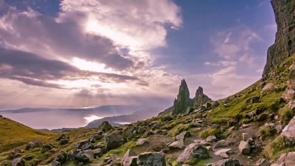 Time lapse of the Old Man Of Stor en otoño - Isla de Skye, Escocia — Vídeos de Stock