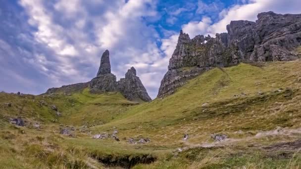 Time lapse of the Old Man Of Stor en otoño - Isla de Skye, Escocia — Vídeo de stock