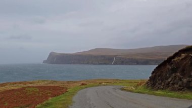Alt Milovaig sonbahar fırtınası Callum - Isle of Skye, İskoçya sırasında görülen kayalıklarla