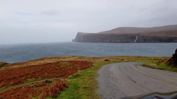 Acantilados vistos desde el Bajo Milovaig durante la tormenta de otoño Callum - Isla de Skye, Escocia — Vídeo de stock