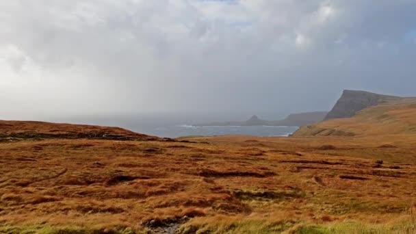 Ασυνήθιστη θέα της Neist σημείο με φάρο στο Isle of Skye κατά τη διάρκεια καταιγίδας Callum το φθινόπωρο — Αρχείο Βίντεο