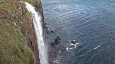 Kaya şelale fırtına sırasında Callum, Isle of Skye, İskoçya İskoç eteği