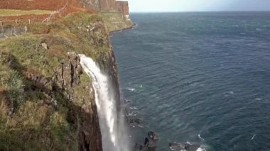 Kaya şelale fırtına sırasında Callum, Isle of Skye, İskoçya İskoç eteği