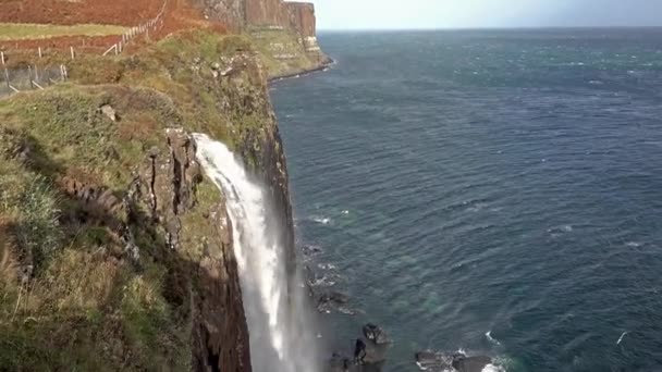 Kilt-Felsen-Wasserfall während des Sturms Callum, Insel Skye, Schottland — Stockvideo