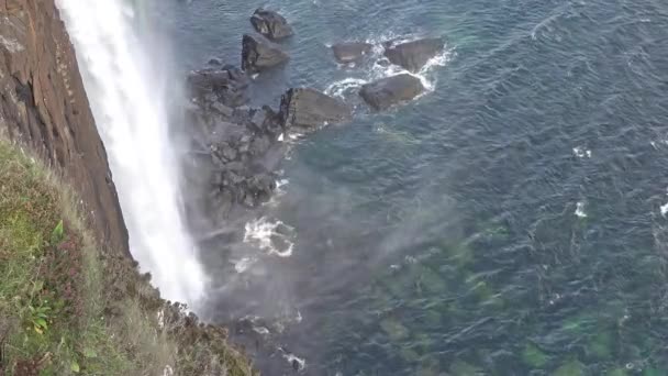 Kilt-Felsen-Wasserfall während des Sturms Callum, Insel Skye, Schottland — Stockvideo