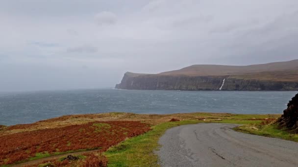 Scogliere viste da Lower Milovaig durante la tempesta autunnale Callum - Isola di Skye, Scozia — Video Stock