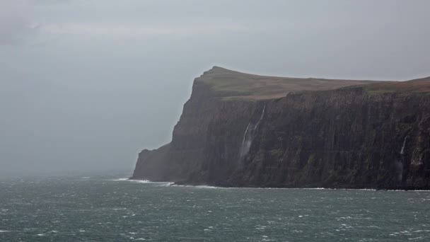 Cascada a la izquierda se detuvo e invirtió por la tormenta de otoño Callum en los acantilados vistos desde el Bajo Milovaig - Isla de Skye, Escocia — Vídeos de Stock