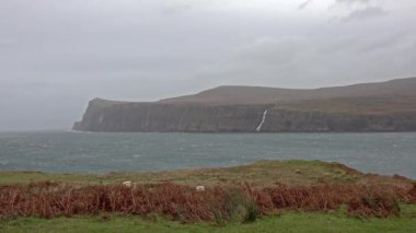 Şelale soldaki durdurdu ve uçuruma alt Milovaig - Isle of Skye, İskoçya gördüm üzerinde sonbahar fırtına Callum ters