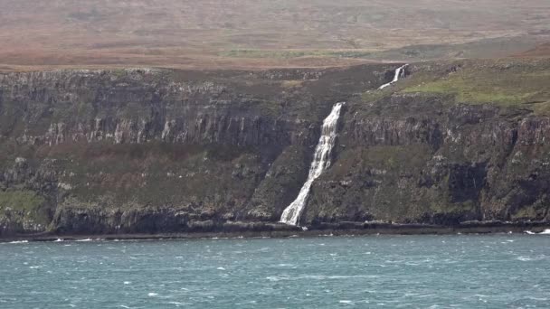 Cascada a la izquierda se detuvo e invirtió por la tormenta de otoño Callum en los acantilados vistos desde el Bajo Milovaig - Isla de Skye, Escocia — Vídeo de stock