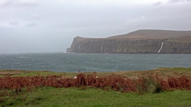 Acantilados vistos desde el Bajo Milovaig durante la tormenta de otoño Callum - Isla de Skye, Escocia — Vídeo de stock